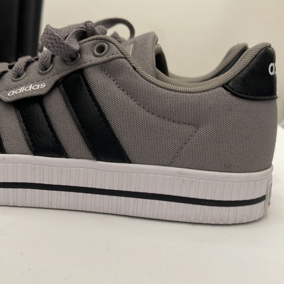 ADIDAS DAILY DOVE GREY 3.0 CASUAL SNEAKERS MENS-BOYS SIZE 6.5. WOMANS SIZE 8 - Picture 4 of 16